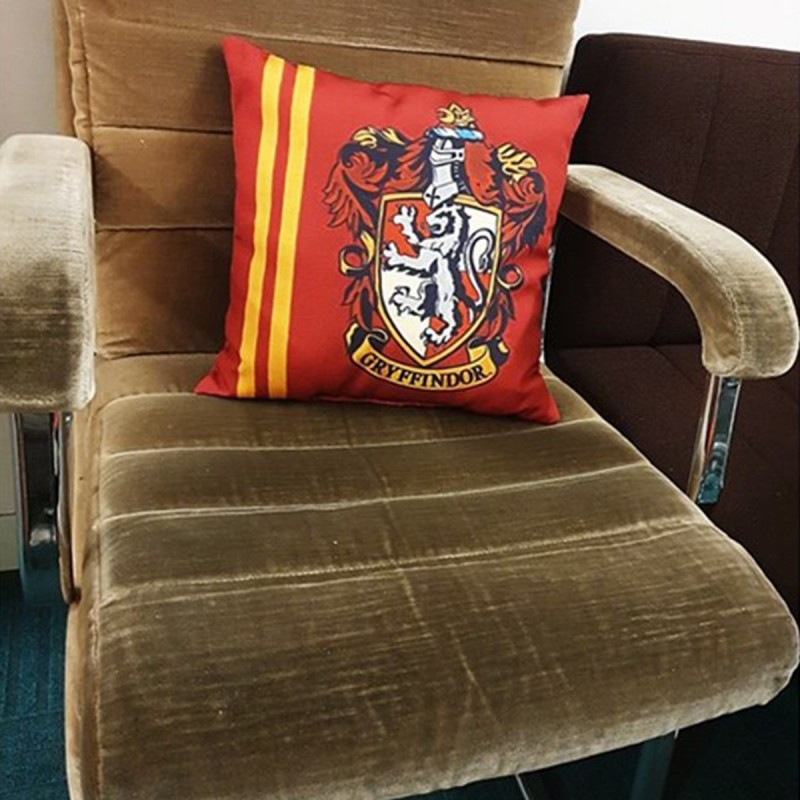 Objet déco Harry Potter coussin Gryffondor sur magasin