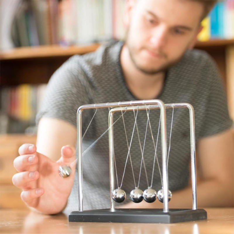 Balancier de Newton Éducatif  Newton's cradle, Home gadgets