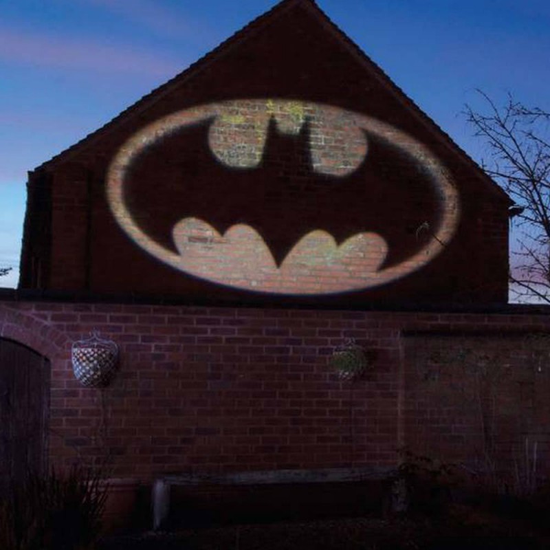 Un réveil Batman qui projette le Bat-Signal sur un mur