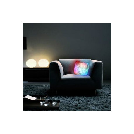 Le coussin lumineux change de couleur grâce des leds dans le coussin. Pour l'allumer et l'éteindre, il suffit de taper dessus.