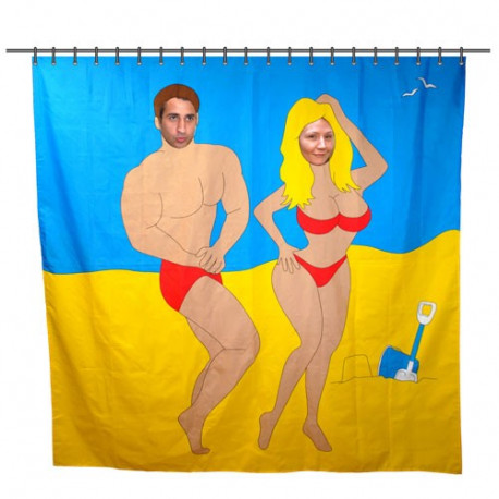 Rideau de douche avec un homme et une femme posant au bord de la mer