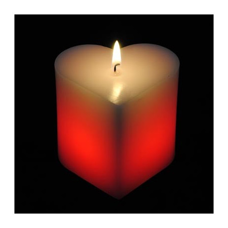 Pour une petite soirée romantique, allumez la Magic Love Candle... Profitez de la clarté d'une bougie tout en bénéficiant de son changement de couleur !