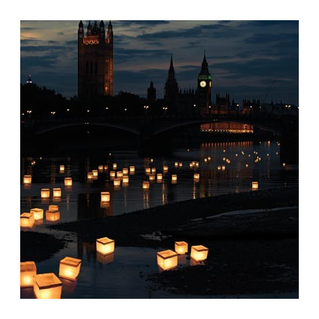 Le soir, en compagnie de votre moitié, rien n'est plus romantique que de voir des lanternes flottantes voguer sur l'eau... Profitez de cette ambiance magique !