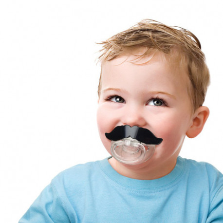 Vous êtes à la recherche de cadeaux originaux pour bébé, à la fois rigolos et à la mode ? Nous avons déniché pour vous la tétine moustachue, l’accessoire bébé le plus fun du moment !
