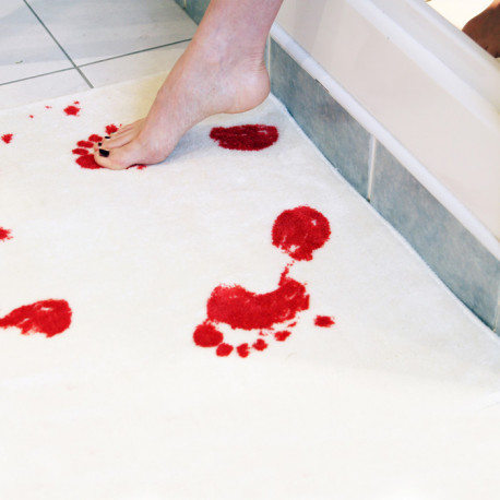 tapis de douche avec des traces de pas ensanglantées