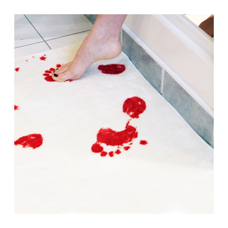 tapis de douche avec des traces de pas ensanglantées