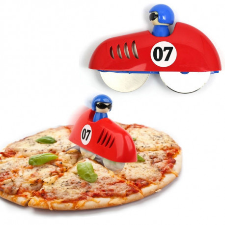 coupe-pizza en forme de voiture de course avec pilote,idéal pour couper les pizzas avec ses 2 roues.