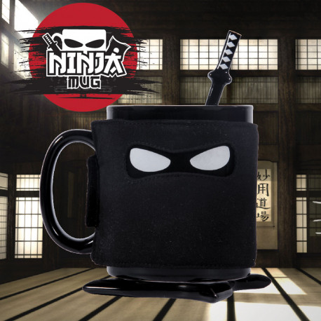 Mettez-vous dans la peau d’un guerrier Ninja pour prendre votre petit-déjeuner ou votre pause-café au bureau ! Ce mug Ninja insolite, caché sous son masque, est armé de son sabre cuillère et de sa sous-tasse shuriken !