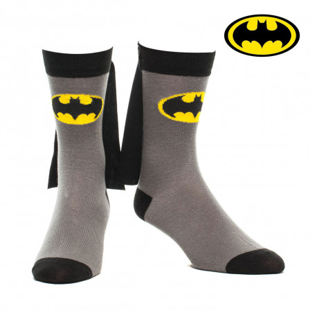 cette paire de chaussettes avec capes met à l'honneur le super-héros batman l'homme chauve-souris