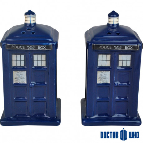 Une salière et poivrière Doctor Who, pour le plus grand bonheur des fans de la série britannique ! Ces deux Tardis de table saleront et poivreront parfaitement tous vos mets ! L’ambiance de la mythique série s’invite sur votre table...