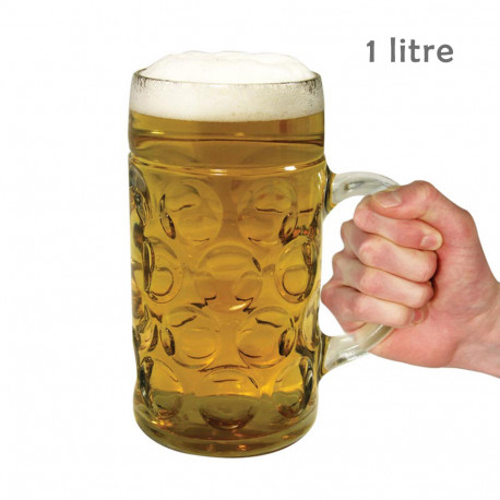 Une chope à bière géante dont on ne voit pas le bout ! D’une contenance d’un litre, cette chope en verre étanchera toutes les soifs des amateurs de bière...