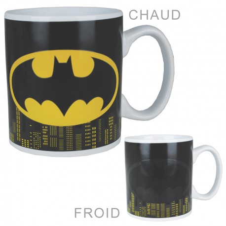 Un mug Batman qui s’illumine... sous l’effet de la chaleur ! Pour vous accompagner au petit-déjeuner ou pendant votre pause café, cette tasse thermoréactive sous licence officielle DC Comics est idéale ! Totalement geekissime...
