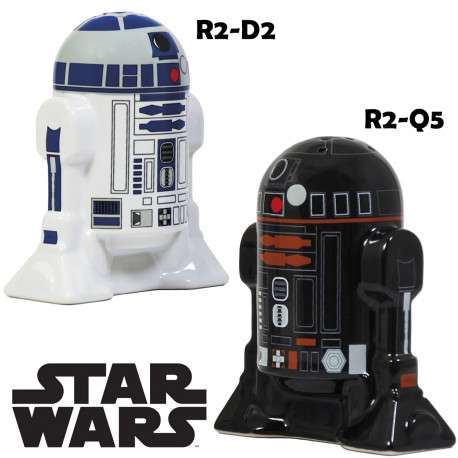 Un set salière et poivrière Star Wars en céramique pour pimenter nos repas ! Les droïdes R2-D2 et R2-Q5 s’invitent à table pour ajouter une touche déco geek à votre intérieur...