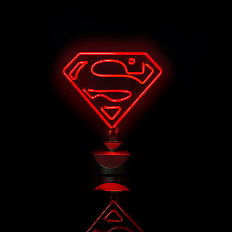 Peur du noir ? La lampe néon Superman vole à votre secours ! Un cadeau Superman pour les super-héros dans l’âme qui aiment ajouter des touches geeks à leur décoration intérieure...