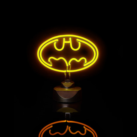 Si vous craignez l’obscurité, cette lampe néon Batman va vous venir en aide... Véritable cadeau sous licence officielle Dc Comics, cette lampe Batman est réservée pour les super-héros dans l’âme qui aiment ajouter des touches geeks à leur déco intérieure...