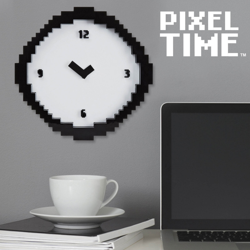 cette horloge pixel est le cadeau parfait pour les rétro-gamers nostalgiques des jeux vidéo 8-bit