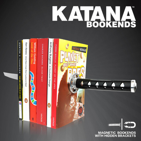 Apportez à votre bibliothèque une touche asiatique avec ce superbe serre-livres katana ! Vos amis vont croire que votre collection de livres est transpercée par ce sabre de samouraï… Un cadeau parfait pour les amateurs de mangas et de l’univers déco japonais !