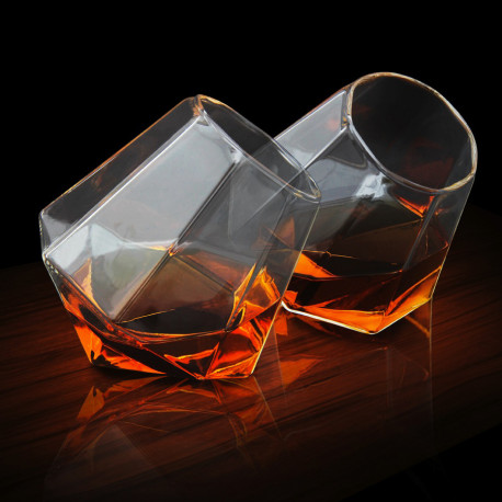 Deux verres à whisky en forme de diamant