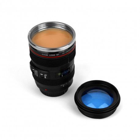 Le mug isotherme objectif d’appareil photo est le cadeau parfait pour un photographe amateur d’objets insolites ! Gardant son contenu au chaud, cette tasse thermos à paroi isolante et avec capuchon fera l’unanimité !