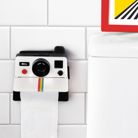 Aux toilettes, souriez… vous êtes photographié ! Avec ce distributeur de rouleau de papier de toilette au look d’un Polaroid, un peu d’humour et d’originalité prennent place dans vos toilettes ! Vintage et insolite à souhait !