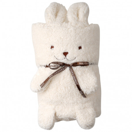 Ce cadeau pour enfant est parfait pour être emporté en voyage ou pour se réchauffer lors des fraîches températures… Quand vous déroulez ce doudou lapin, il devient une couverture câline toute douce que vous allez adopter sans concession !