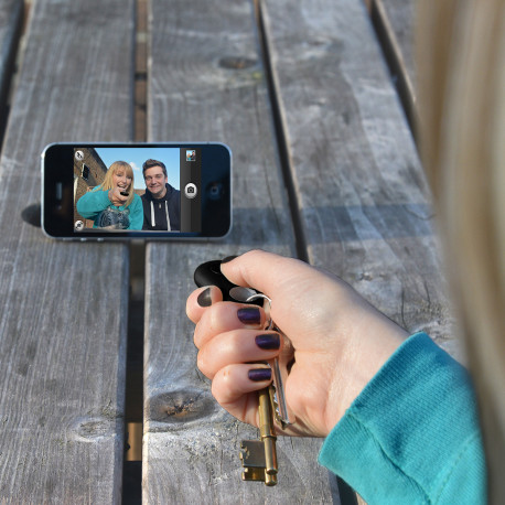 Cette télécommande selfie pour smartphone vous aidera à réaliser vos meilleurs autoportraits mais également à retrouver vos clés ! Offrez ce gadget high-tech aux geeks assumés…