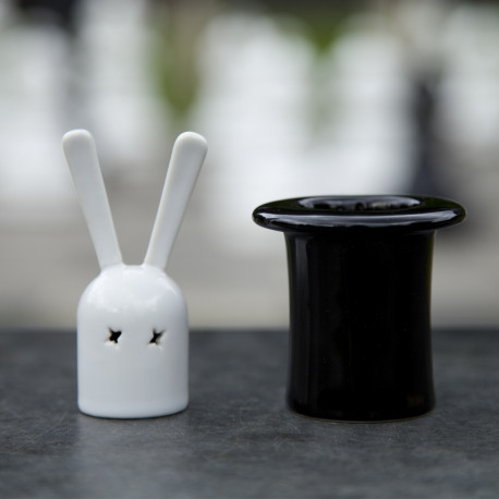 Apportez de la magie à table avec cet élégant set salière/poivrière au design ludique et rigolo ! Sortez le lapin du chapeau et assaisonnez votre repas… sous le regard amusé de vos invités !