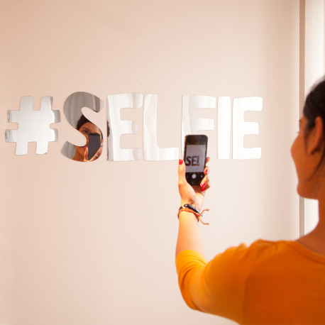 Créez une ambiance geekement originale dans votre maison avec ce miroir selfie… Ces 7 stickers-lettres miroirs permettent en effet de former le mythique Hashtag Selfie sur votre mur ! Cadeau original et geek !