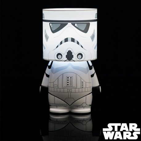 Tirée de l’univers geek de Star Wars, cette lampe d’ambiance met à l’honneur un Stormtrooper ! Parfaite comme lampe de chevet d’appoint ou comme véritable élément de décoration geek, elle est un incontournable à posséder…
