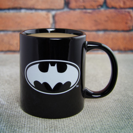 Ce mug Batman qui brille dans la nuit va faire le bonheur de tous les geeks ! Pour vous accompagner au petit déjeuner ou pendant votre pause-café, cette tasse geek avec logos phosphorescents va vous enthousiasmer !