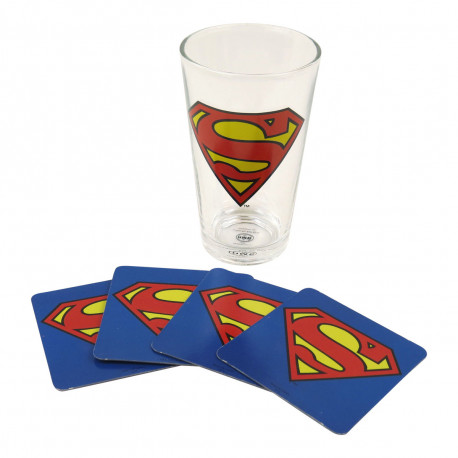 Apportez une ambiance geekissime à vos rafraîchissements avec ce lot de produits Superman ! Un maxi verre d’un demi-litre et ses quatre dessous de verre assortis aux couleurs de Superman, notre super-héros favori, vous raviront à coup sûr !