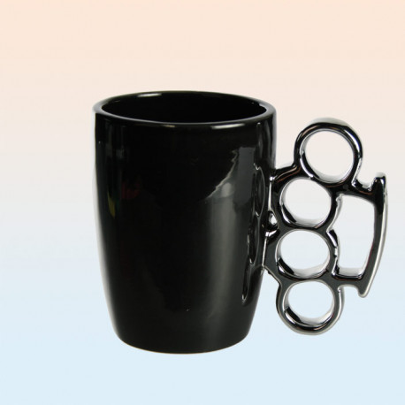 Voici un chouette mug qui va forcer le respect… Affichez ce mug noir avec son anse façon poing américain au boulot et plus personne ne vous embêtera ! Une idée cadeau originale, insolite et totalement décalée !