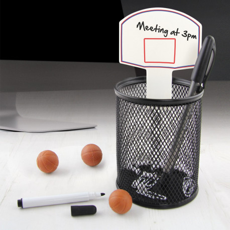 Ce kit de bureau basketball plaira à tous ceux qui ont besoin de se détendre au boulot... Un pot à crayons, un mini tableau blanc, un stylo effaçable et trois ballons-gommes