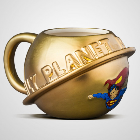 Ce mug Superman doré en 3D va faire assurément le bonheur de tous les geeks ! Pour vous accompagner au petit déjeuner ou pendant votre pause-café, cette tasse geek à l’effigie du logo Daily Planet est absolument parfaite !