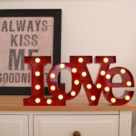 Une lampe avec des leds en forme love