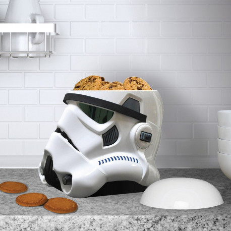 La boîte à gâteaux Stormtrooper en céramique… un cadeau Star Wars terriblement incontournable ! Les gourmands amateurs de la Force Obscure seront ravis de conserver leurs cookies au sec dans ce cadeau ultra-geek !