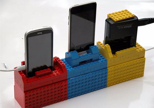 Une station de recharge en Lego